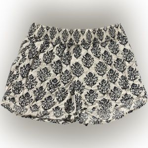 Medium Mossimo Supply Co. White Black Floral Pattern Elastic Shorts